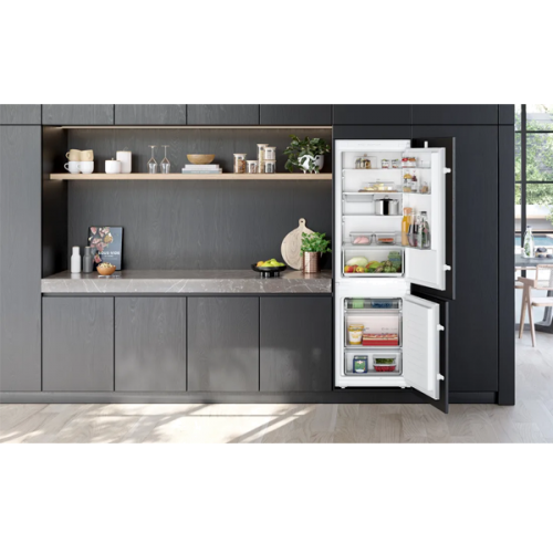 Frigorifico Combinado Encastre SIEMENS 177.2 x 54.1 cm Porta com dobradiça deslizante Branco KI86V5SE0