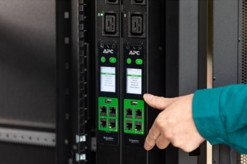 PDU APC Easy Metered ZeroU – 16A, 230V, 21 Saídas (18× C13 + 3× C19), IEC309, Gestão de Rede e Display LCD – EPDU2116M
